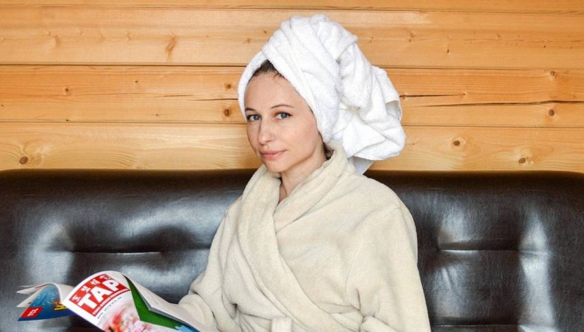 Tieni l'asciugamano in testa più di 5 minuti dopo la doccia? L'errore che rovina i capelli