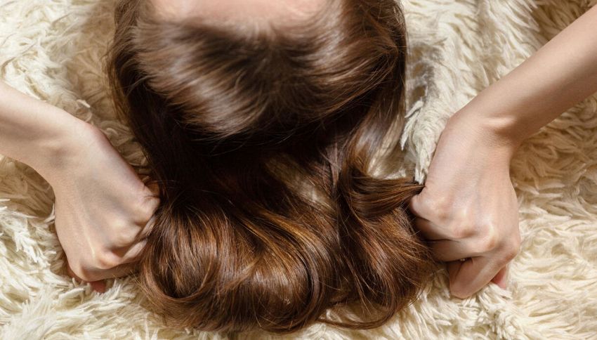 Capelli che cadono? Se non vuoi diventare calva, evita queste abitudini che li indeboliscono senza che tu te ne accorga