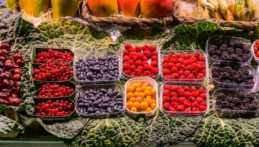 Se mangi spesso questa frutta e verdura potresti avere più pesticidi nel corpo