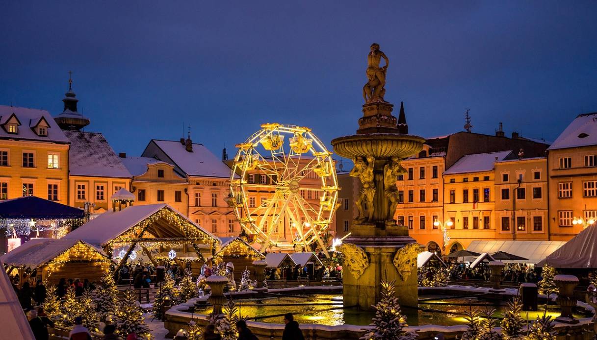 I mercatini di Natale più belli del mondo 2025: c'è una città italiana fiabesca in lista che nessuno si aspetta (non è Bolzano o Merano)