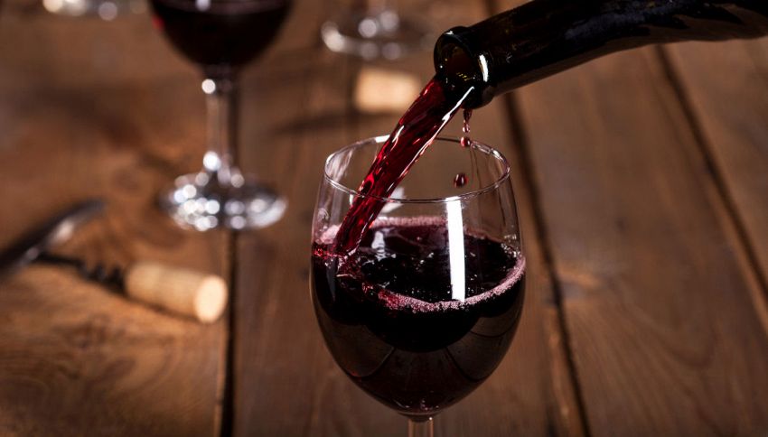 Scoperto il vino pi&ugrave; antico al mondo (oltre 2000 anni): quel bicchiere racconta quanto pesava essere donna nell'Antica Roma