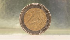 Riceve 2 euro alla cassa del supermercato e diventa ricco: la scoperta del numismatico vale 19mila euro