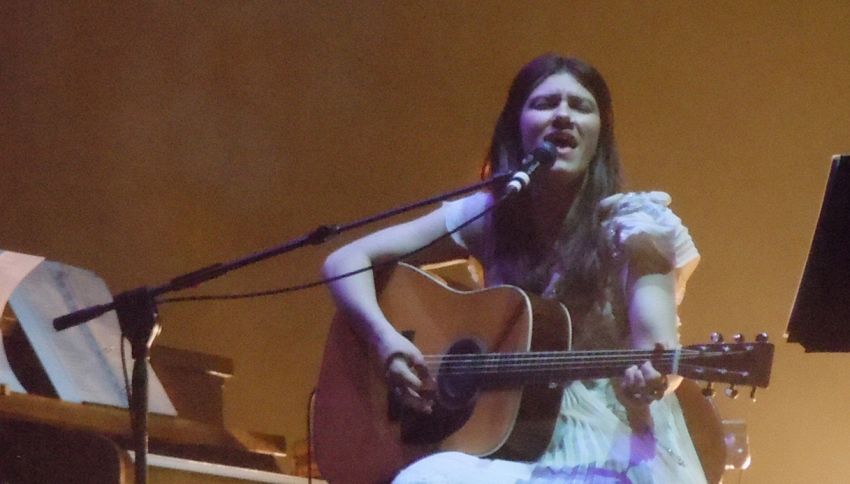 Buon compleanno Elisa Toffoli, la cantante compie gli anni con altri vip il 19 Dicembre
