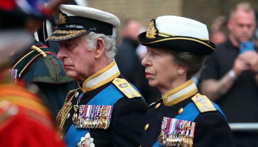 Natale, l'insolito regalo della sorella Anna al Re Carlo: un wc sotto l'albero reale