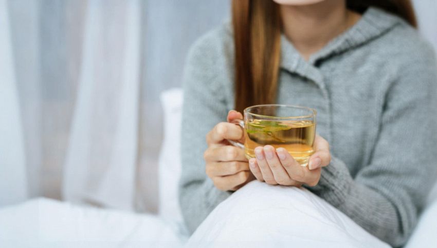 Bevi la camomilla prima di andare a letto? Ecco perch&eacute; potrebbe rovinarti il sonno