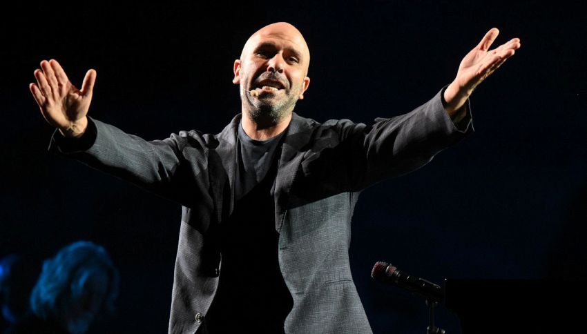 Fa record al cinema, ma resta normalissimo: ecco come vive davvero Checco Zalone nonostante i miliardi al botteghino