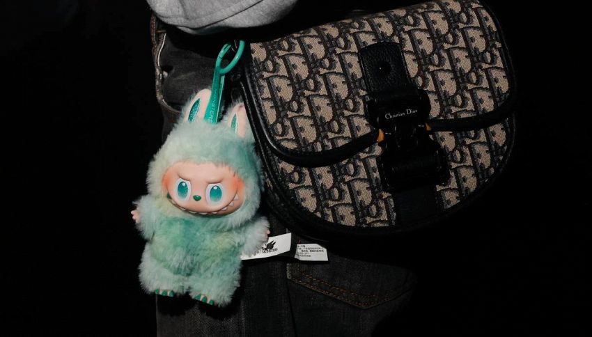 Mirumi, il pelosetto giapponese che costa poco ed &egrave; il nuovo charm 2026 delle borse dei modaioli