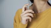 Dove spruzzi il profumo sul corpo? L'infettivologo svela l'errore che sicuramente fai anche tu