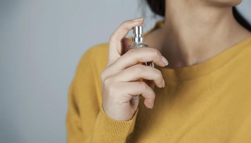 Dove spruzzi il profumo sul corpo? L'infettivologo svela l'errore che sicuramente fai anche tu