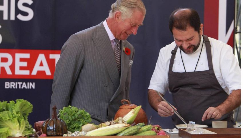 Re Carlo diventa chef (quasi) come Gordon Ramsey: firma il menu del suo ristorante a Sandringham, ecco quanto costano i piatti reali