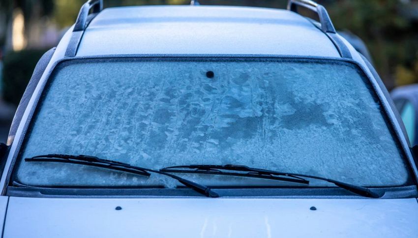 Il trucco del pulsante dell'auto: sbrina rapidamente il parabrezza in pochi minuti senza raschiare