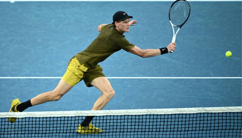 Australian Open 2026, attenzione ai pantaloncini: la regola che pu&ograve; costringere i giocatori a toglierseli (Sinner compreso)