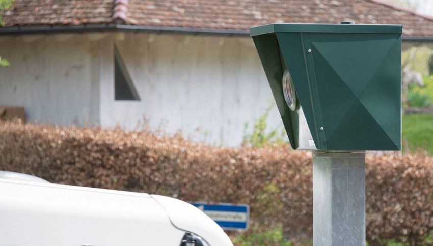 Nuove regole in autostrada: chi corre troppo vede la propria targa sui pannelli autostradali. Succede davvero