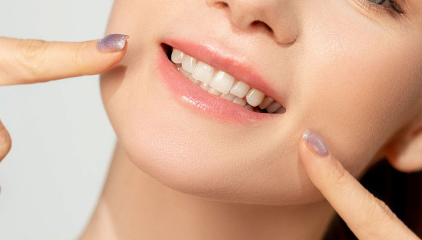 Lo spuntino da meno di 1 euro che pu&ograve; sbiancare i denti naturalmente: il trucco svelato dal dentista