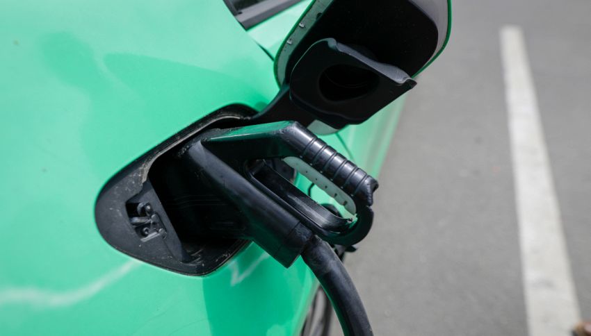 Addio all'elettrico? Arriva la "benzina ad aria": costa pochissimo e non inquina