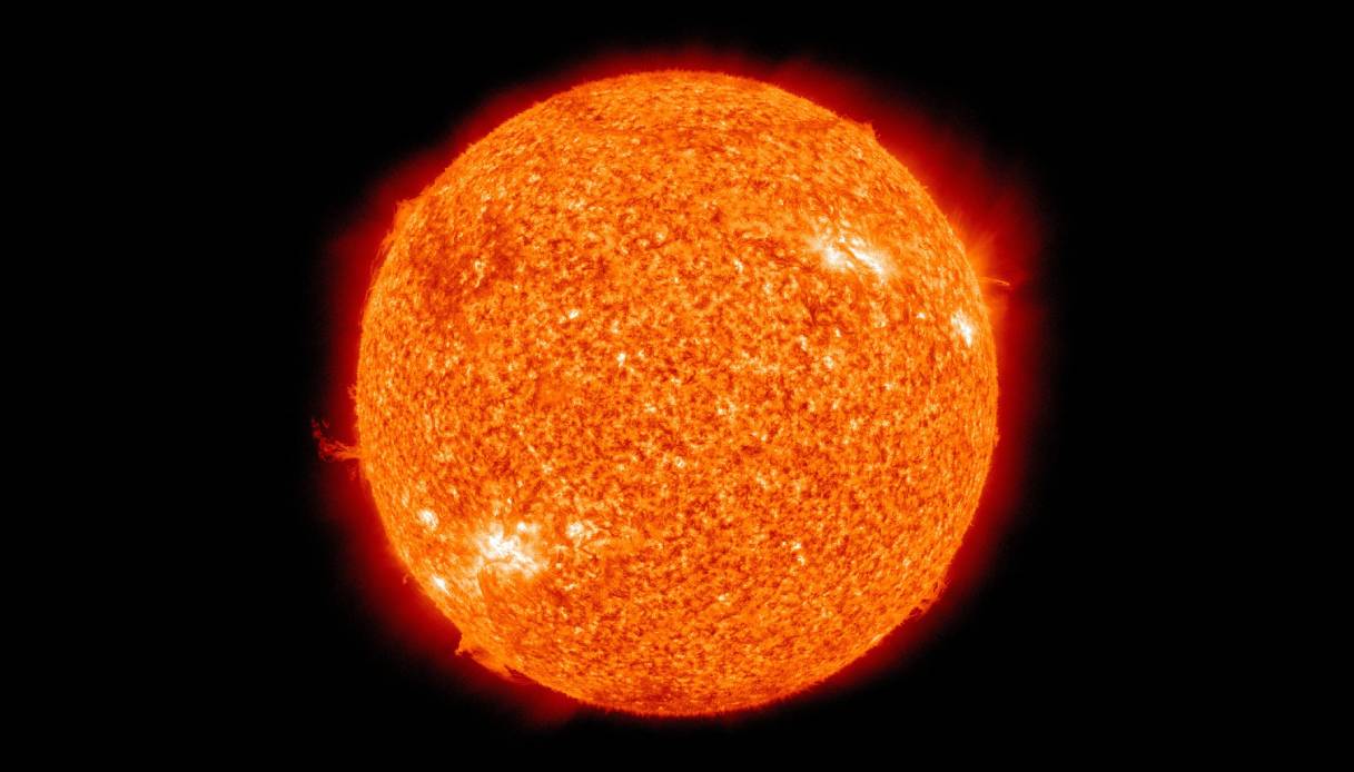 Sul lato nascosto del Sole compare una macchia colossale: potrebbe colpire la Terra nei prossimi giorni