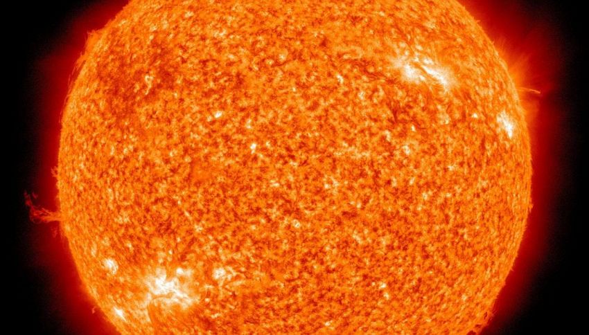 Tempesta solare in arrivo? La gigantesca macchia AR 4366 d&agrave; fuoco al Sole e minaccia la Terra