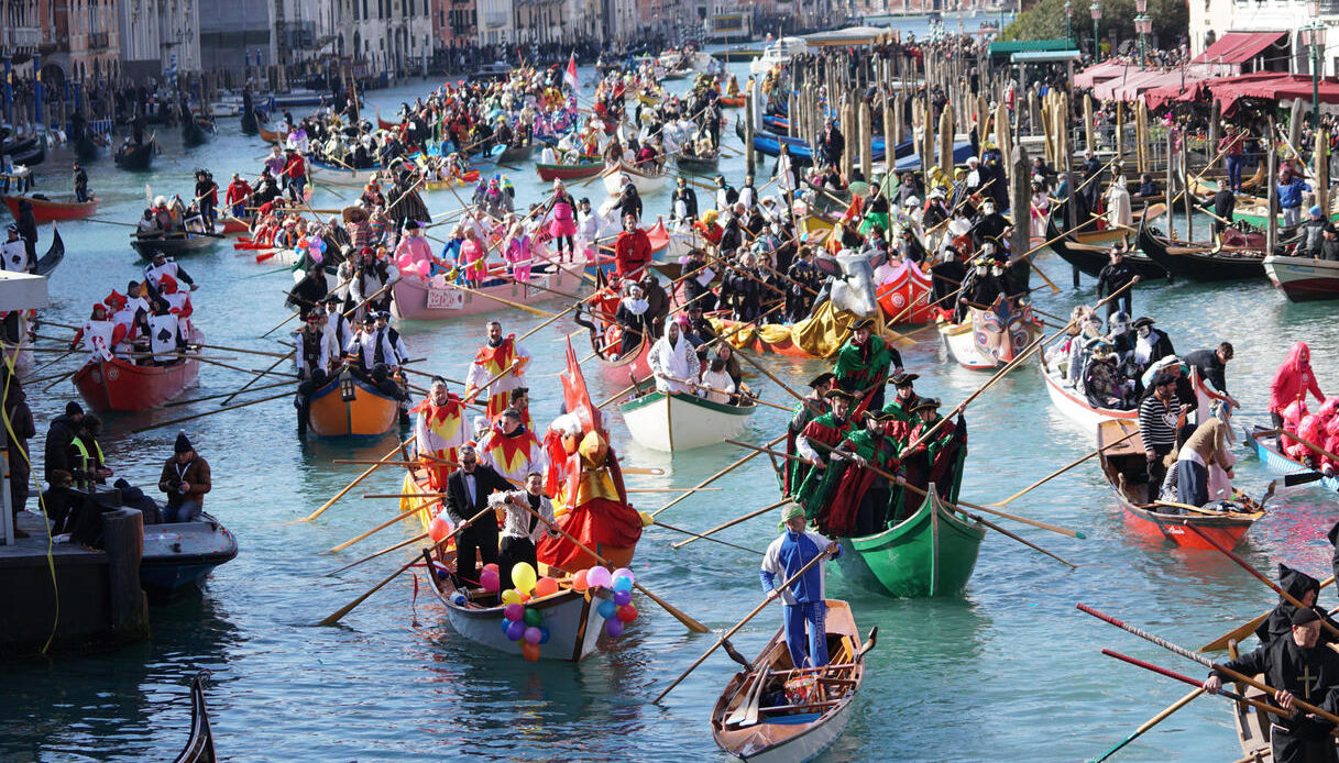 Carnevale 2026, non solo Venezia e Viareggio: ecco dove vedere le sfilate di carri pi&ugrave; belle