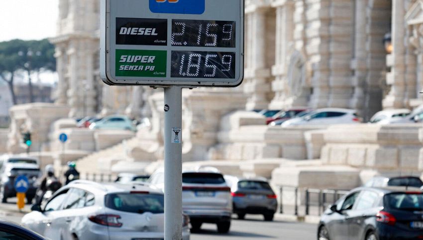&ldquo;Qui la benzina meno cara d&rsquo;Italia&rdquo;, questa &egrave; la regione dove i rincari della guerra non si sentono, fare il pieno costa molto meno