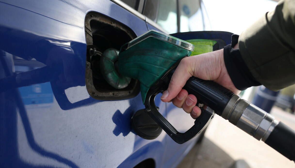 Occhio al "click" della pompa di benzina quando fai il pieno: potresti procurare danni al serbatoio