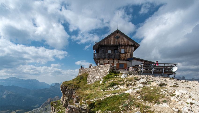 Ti pagano per vivere un mese in un rifugio a 2mila metri: 400 euro, vitto e alloggio inclusi