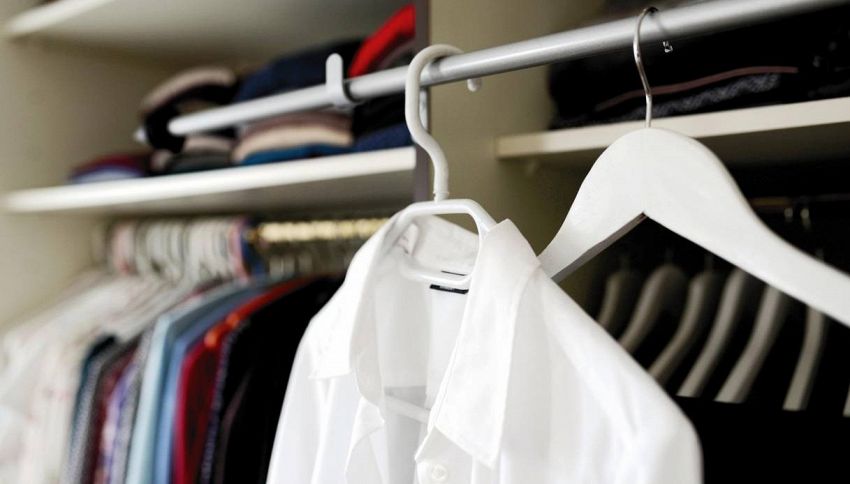 Il trucco pi&ugrave; semplice per fare decluttering: il metodo "capovolto" per svuotare l'armadio senza fatica, &egrave; gi&agrave; virale