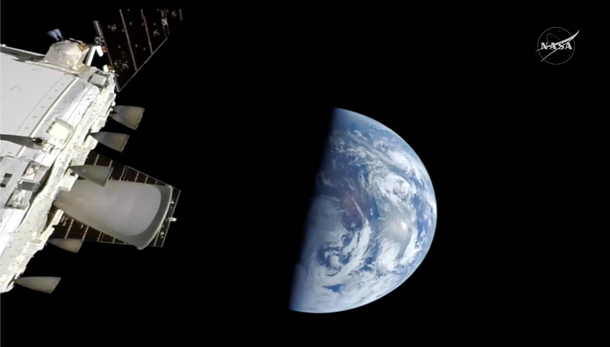 Gli esperti di UFO temono che gli astronauti della missione Artemis II possano riportare sulla Terra alieni dal lato oscuro della Luna