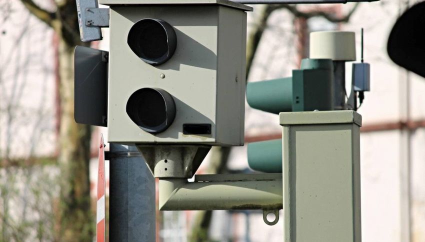 Autovelox con IA, 300 multe in 3 giorni: "Vedono anche se usi il telefono alla guida". Dove sono