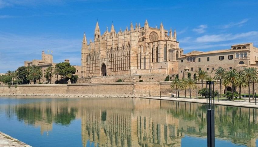 L'unica al mondo che 'cammina' sull'acqua: il segreto millenario della Cattedrale di Palma che ti lascer&agrave; senza fiato