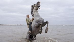 World press photo 2026, questa foto sta facendo parlare il mondo ed &egrave; stata scattata da una fotografa italiana