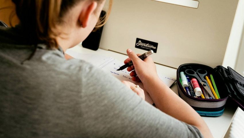 Professoressa di Roma dice no ai compiti per le vacanze di Pasqua e li sostituisce con una lista di gesti concreti: l'esempio che molti docenti dovrebbero seguire