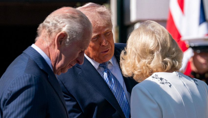 Trump infrange immediatamente il protocollo reale all'arrivo negli Stati Uniti di re Carlo e della regina Camilla