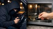 Furti d'auto, perch&eacute; dovresti lasciare le chiavi nel microonde (senza accenderlo)