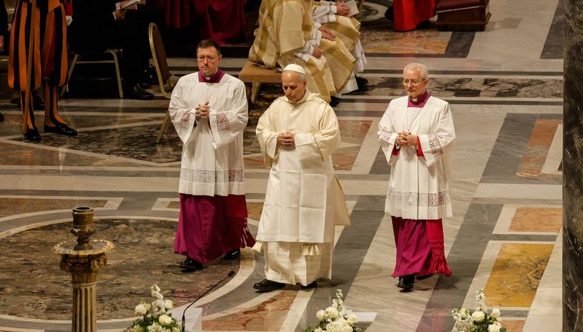 Papa Leone XIV indossa per la prima volta la greca e torna il ricordo del Balenciaga Pope