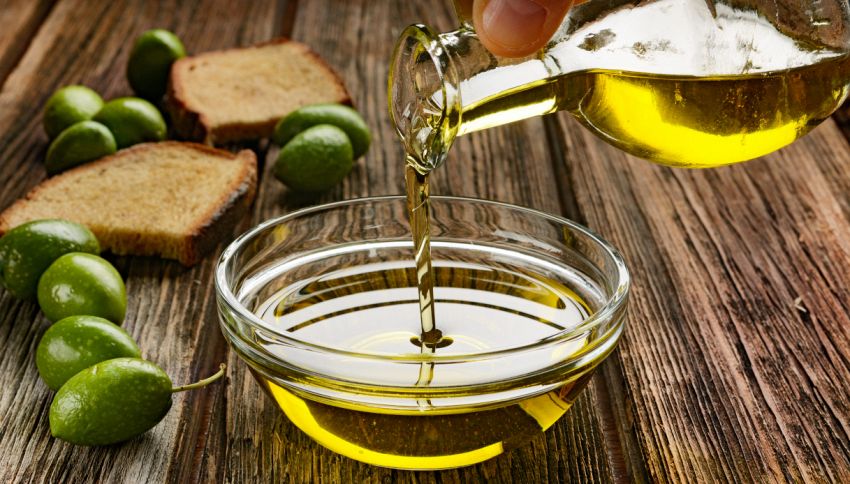 Olio extravergine, il dettaglio che molti ignorano: il colore pu&ograve; trarre in inganno