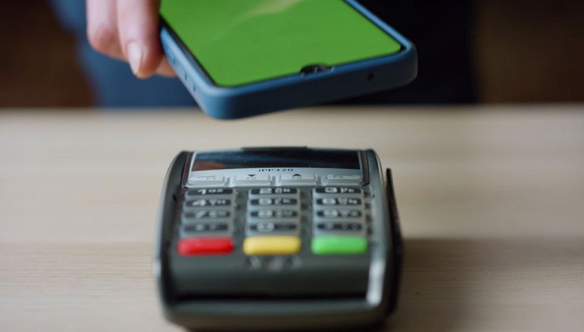 Occhio quando paghi con carta o smartphone: il trucco alla cassa che in molti non notano