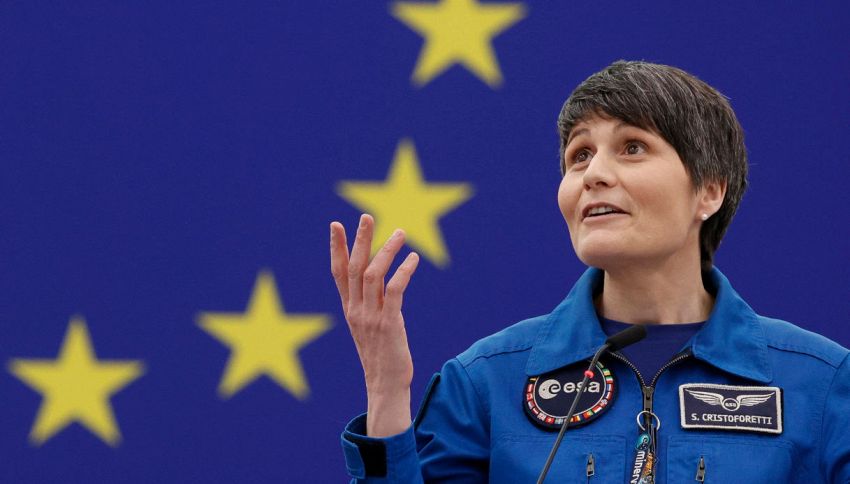 Buon compleanno Samantha Cristoforetti, chi sono i vip con cui festeggia il 26 Aprile