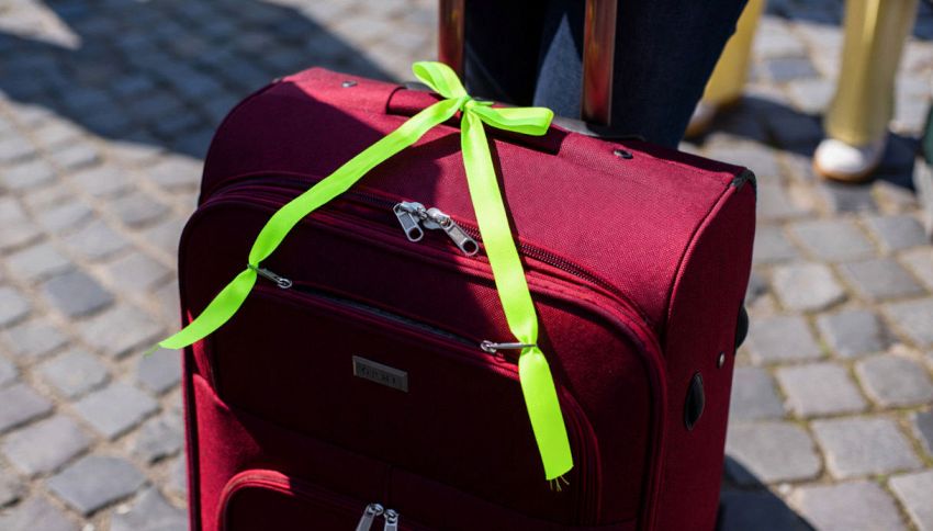 Un addetto ai bagagli spiega perch&eacute; quest'estate non dovresti legare nastri alle tue valigie