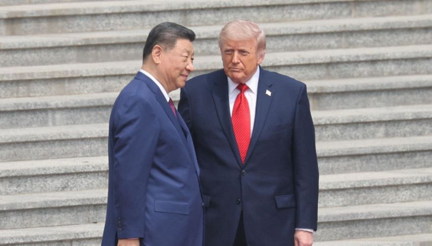 Trump sorprende tutti in Cina: il gesto &ldquo;storico&rdquo; che non aveva mai fatto prima. C'entra un bicchiere
