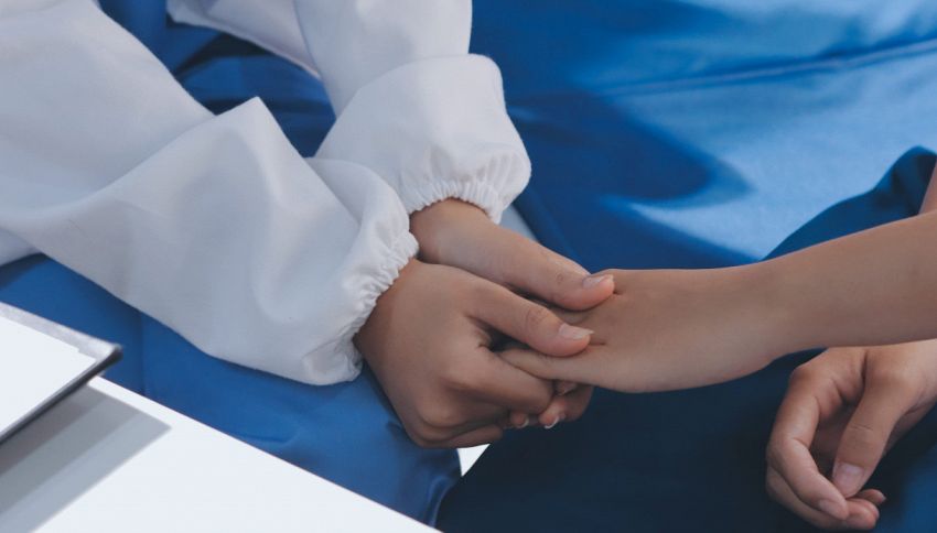 Stringe di nuovo la mano della figlia morta grazie a un trapianto: la storia che sta commuovendo il mondo