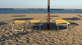 Quali sono le spiagge pi&ugrave; economiche d'Italia: dove coster&agrave; di meno affittare lettino e ombrellone