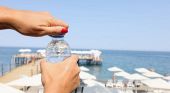 Un trucco per avere acqua fresca in spiaggia: come fare