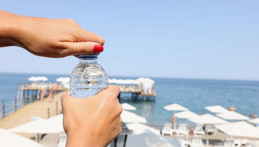 Un trucco per avere acqua fresca in spiaggia: come fare