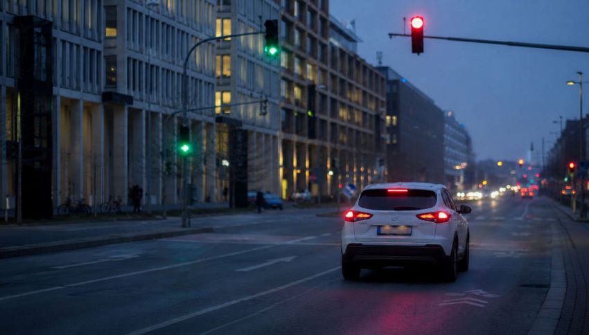 Linea bianca al semaforo, addio alle multe automatiche: cosa prevede il nuovo Codice della strada