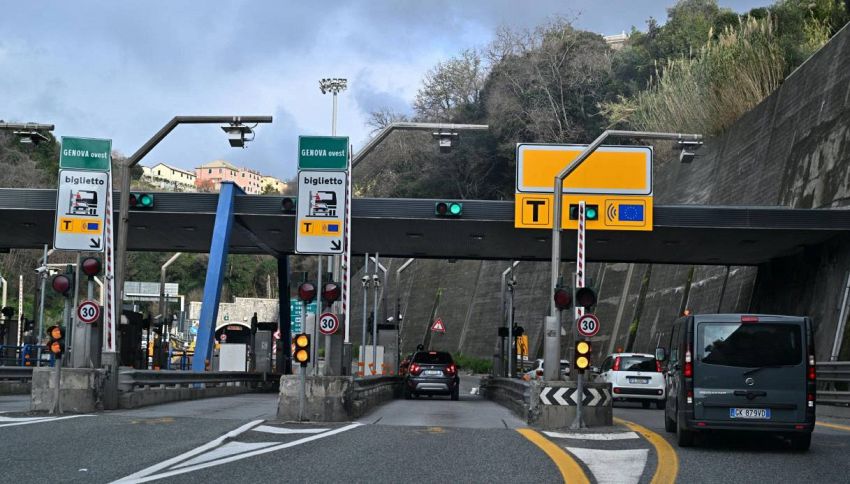 La sbarra del casello non si alza e fai retromarcia? Rischi una multa fino a 1.700&euro;. Il motivo