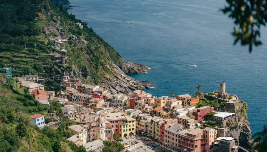 Vai alle Cinque Terre? Attenzione alle scarpe: rischi una multa fino a 2.500 euro