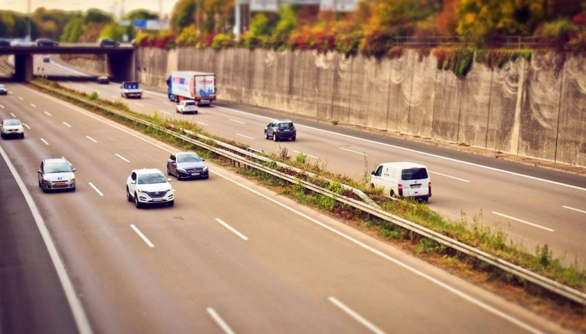 Si pu&ograve; sorpassare a destra in autostrada? Cosa dice la legge