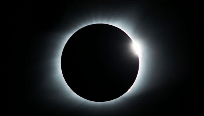 Il 12 agosto tutti col naso all'ins&ugrave;: cosa vedremo davvero dall'Italia durante la grande eclissi solare