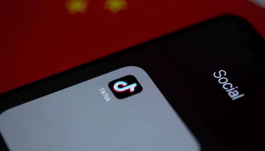 "Vengo dal futuro e ho le foto della Terza Guerra Mondiale": il video virale su TikTok che inquieta il web
