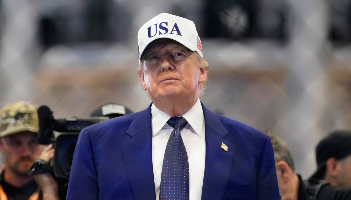 Donald Trump, la gaffe in diretta televisiva: dimentica un importante protocollo. Cosa &egrave; stato notato di 'terribilmente strano'